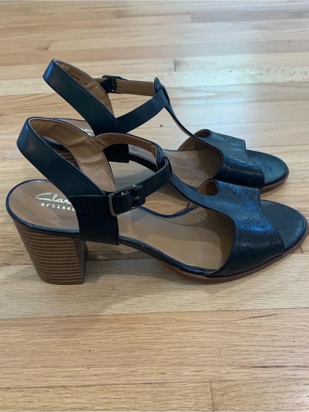 Clarks Artisan Black Leather T Strap Block Heeled Sandals Women’s US Sz 10